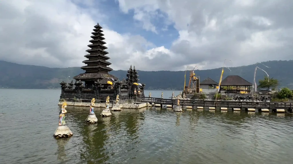 Pura Ulun Danau Batur (Sumber: Wikimedia Commons)